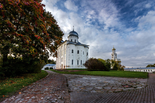 Panorama of the ancient male St. George Monastery in the suburbs of Veliky Novgorod. Autumn bright photo of the tourist places of Russia - Foto, afbeelding