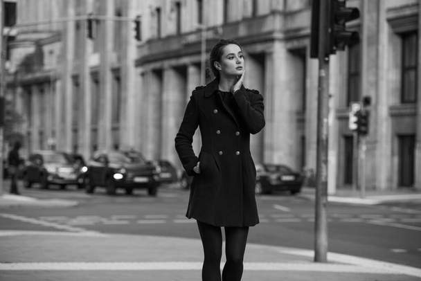 žena na ulici obchodní portrét model osoba mladá krása móda - Fotografie, Obrázek