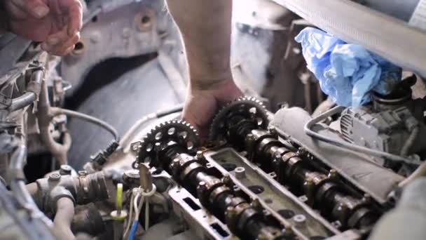 Automechaniker arbeitet im Service-Center - Filmmaterial, Video
