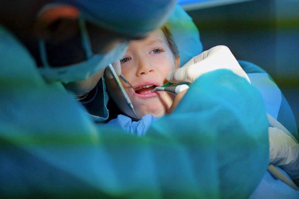 4-jähriges männliches Kind wird in Zahnarztpraxis geheilt - Foto, Bild
