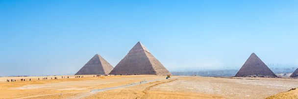 Piramidy w Gizie w Egipcie. Baner w widoku panoramicznym. Afryka. - Zdjęcie, obraz