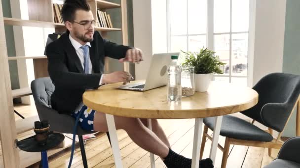 Geschäftsmann Freiberufler Fernbedienung zum Laptop im modernen, komfortablen Home Office - Filmmaterial, Video