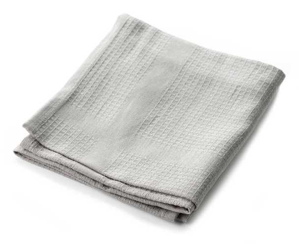 nuovo asciugamano da cucina piegato grigio isolato su sfondo bianco - Foto, immagini