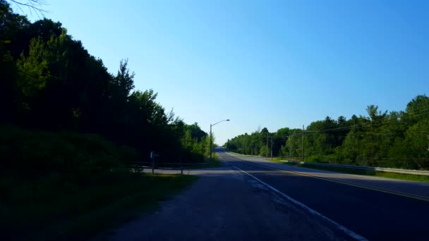 Pohled na blížící se Motocyklové prase ze strany silnice v létě. Pohled na příchozí vrtulník z perspektivy omezení rychlosti. - Záběry, video