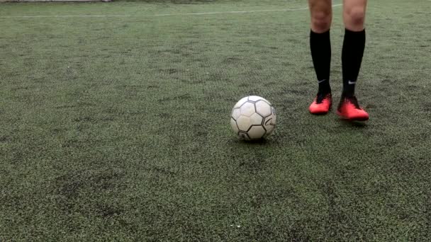 Ucraina, Kyiv- 19 dicembre 2019: tiro a bassa sezione del giocatore di calcio che corre e tira palla sull'erba. - Filmati, video