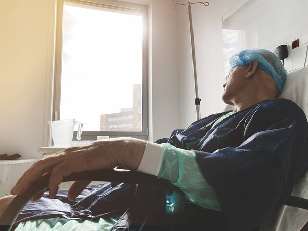 Feküdt az orvosi széken vezető férfi belül modern kórház Franciaországban - Fotó, kép