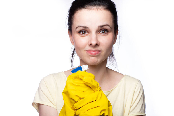 bela mulher serviço de limpeza em luvas de limpeza amarelas detém um limpador de janelas porra em suas mãos
 - Foto, Imagem