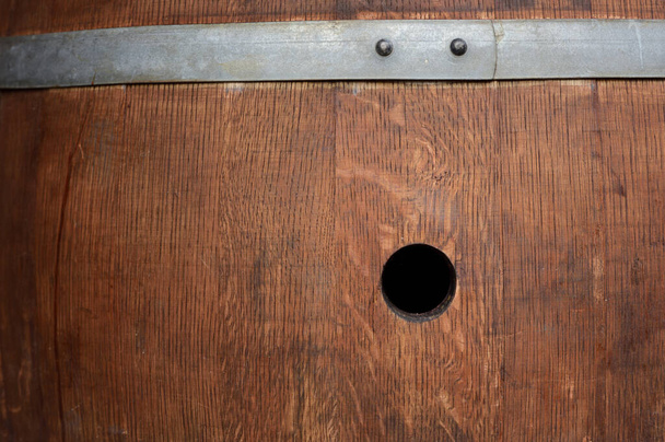 Gros plan et arrière-plan d'un vieux tonneau de vin avec des marques d'usure et un trou ouvert dans le tonneau - Photo, image