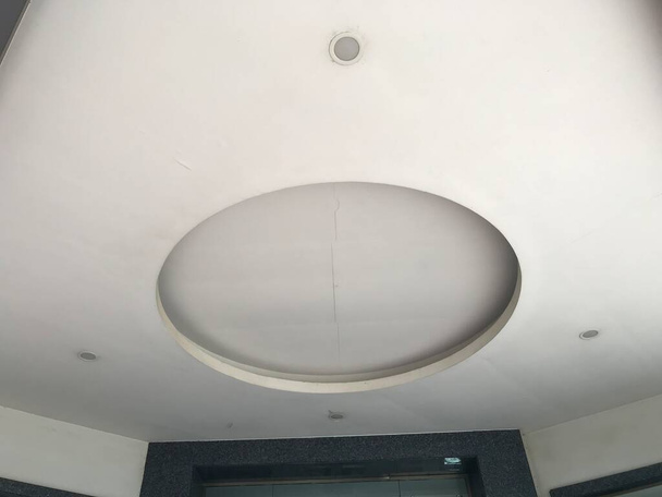 レセプションホテルの装飾のためのサークル中断偽の天井のインテリア - 写真・画像