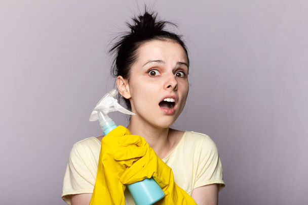 красива служба прибирання жінка в жовтих чистячих рукавичках тримає в руках прибиральник вікон
 - Фото, зображення