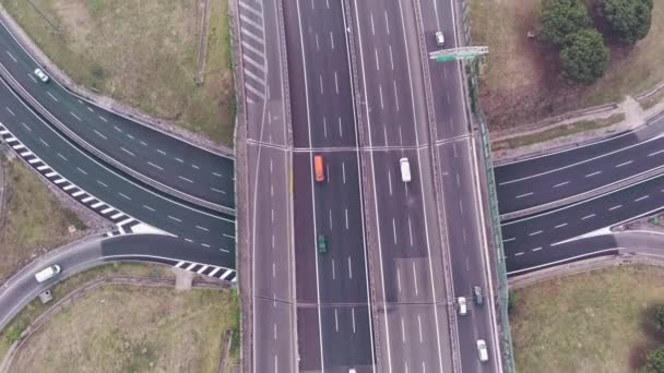 Un drone panoramique aérien a tiré sur un chemin de fer. Les voitures roulent sur l'autoroute à l'aube. Tir orbital sur un drone. 4K UHD tir sur drone - Séquence, vidéo