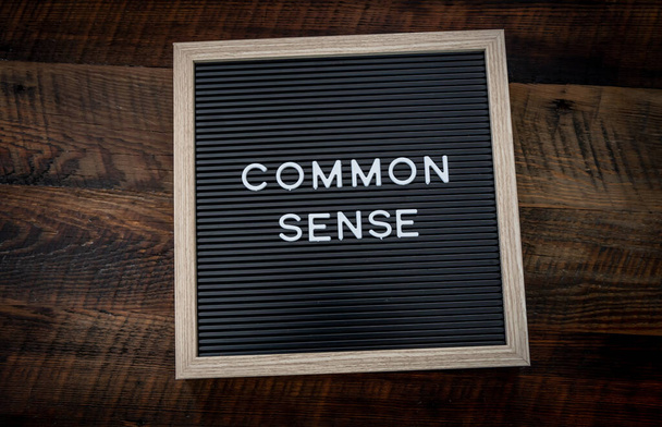 Common Sense Sign op houten ondergrond - Foto, afbeelding