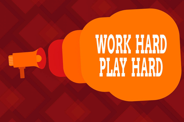 Konceptualne pismo strony pokazujące Work Hard Play Hard. Biznes zdjęcie tekst sumienny w każdej działalności Party w weekendy Hardworking Megafon wychodzi na kopercie ogłaszając i rozmawiając. - Zdjęcie, obraz