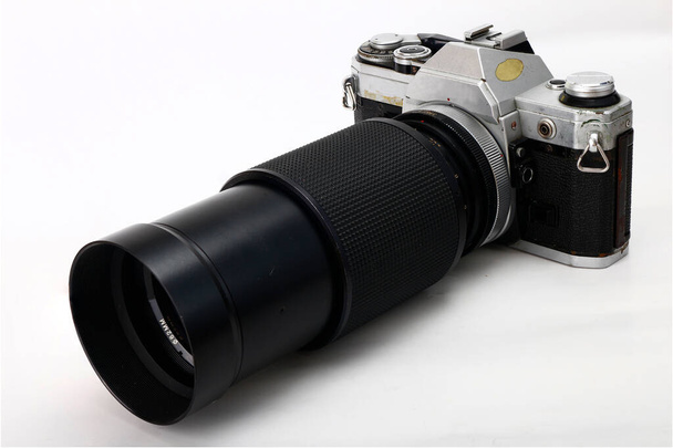 Beyaz zemin üzerinde izole edilmiş eski ve klasik tek mercek refleksi veya SLR film kamerasının fotoğrafı. - Fotoğraf, Görsel