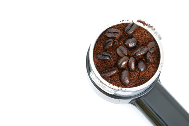 Geroosterde koffie in de maker op een witte achtergrond - Foto, afbeelding