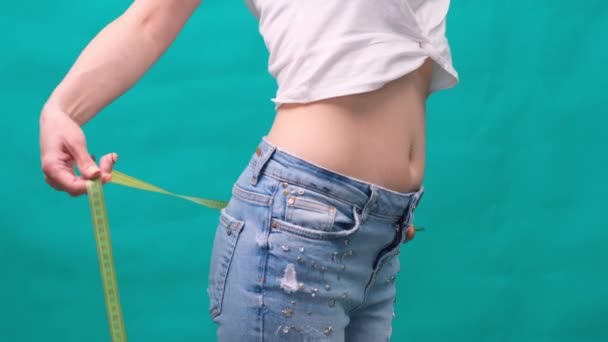 Mujer midiendo su cintura. Cuerpo delgado perfecto. Usted puede obtener los mismos resultados
 - Imágenes, Vídeo