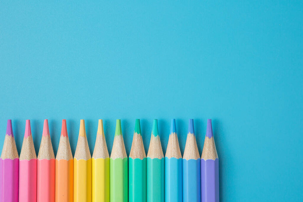 Mavi arkaplanda Pastel renkli kalemlerin renkli deseni ve boşluğu kopyala - Fotoğraf, Görsel