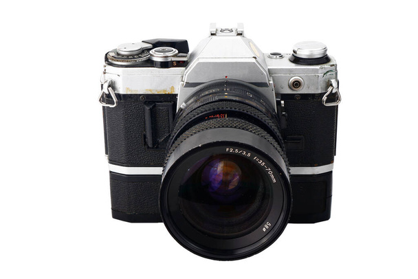Zdjęcie starego i zabytkowego pojedynczego odruchu soczewki lub lustrzanki aparatu fotograficznego izolowanego na białym tle. - Zdjęcie, obraz
