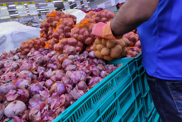 Fruits et légumes frais au supermarché. - Photo, image