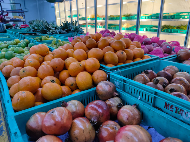 Свежие фрукты и овощи в супермаркете
. - Фото, изображение