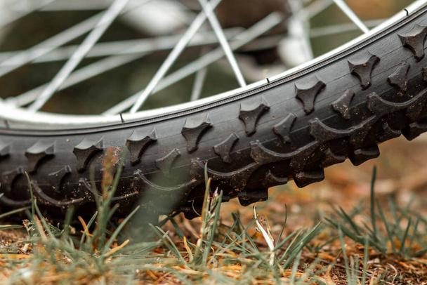 Wheel with a tread with a chain closeup. Bike, cardio workout - Foto, afbeelding