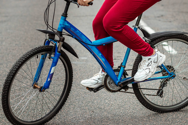 Ноги на педалі велосипеда крупним планом, їзда на дорозі в лісі. Концепція здорового способу життя, кардіологічних тренувань. Копіспазмі
 - Фото, зображення