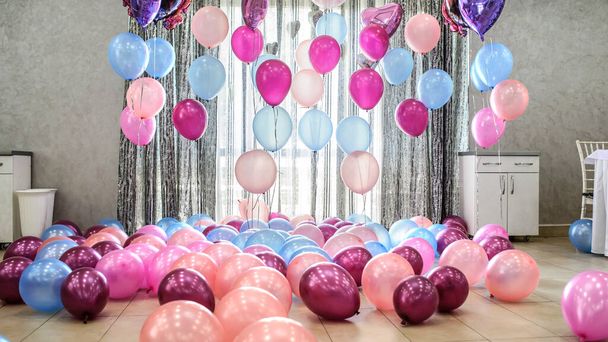 decoração de festa com balões rosa e azul em um restaurante
 - Foto, Imagem