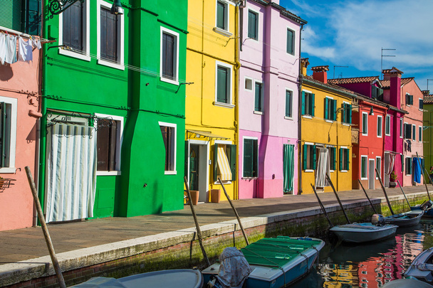 Casas de colores brillantes en Burano
 - Foto, imagen