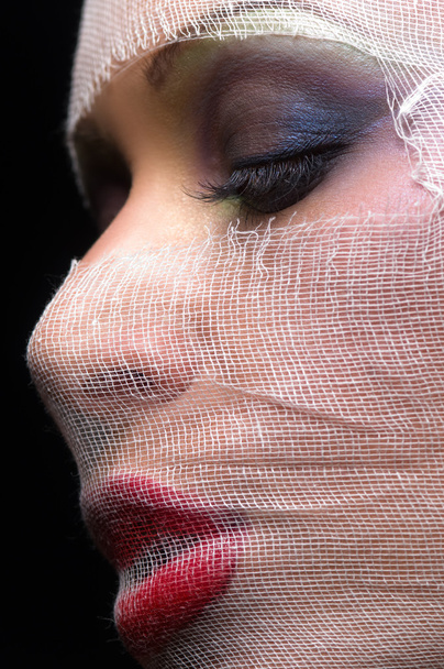 Πρόσωπο της γυναίκας με φωτεινό μακιγιάζ - Φωτογραφία, εικόνα