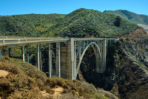Γέφυρα Μπίξμπι, η πιο φωτογραφημένη γέφυρα στην ακτή του Ειρηνικού. Σκηνικός αυτοκινητόδρομος Καλιφόρνια 1 - Φωτογραφία, εικόνα