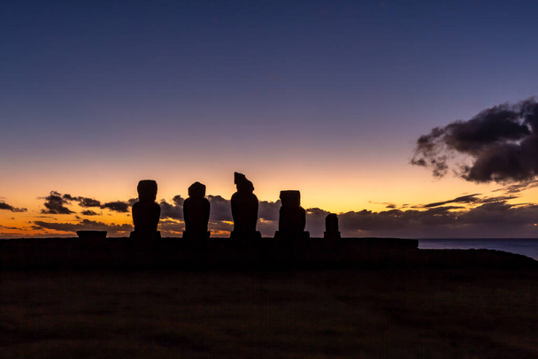 Ilha de Páscoa, Moais em Ahu Vai Uri, Complexo Arqueológico Tahai, Parque Nacional Rapa Nui, Chile. América do Sul
. - Foto, Imagem