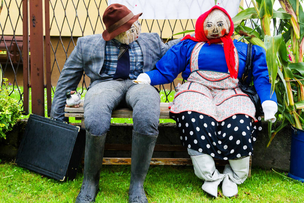 İki dekoratif kukla hasat festivalinde bir erkek ve bir kadını gösteriyor, Silezya, Polonya. - Fotoğraf, Görsel