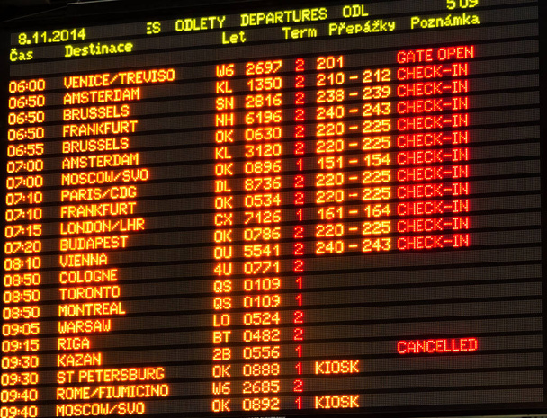Flughafen-Abflugtafel auf dem Prager Flughafen Ruzyne - Foto, Bild
