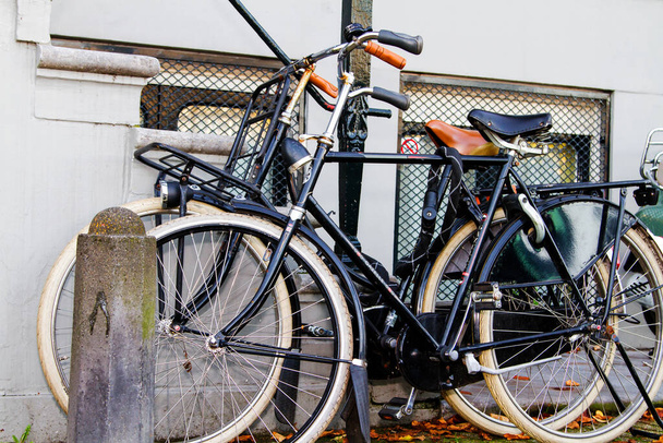 Traditionele Nederlandse fiets geparkeerd aan de voorkant in Amsterdam, Nederland - Foto, afbeelding