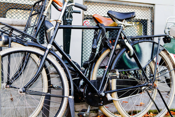 Традиционный датч велосипед припарковался на фронте в Амстердаме, Нидерланды
 - Фото, изображение