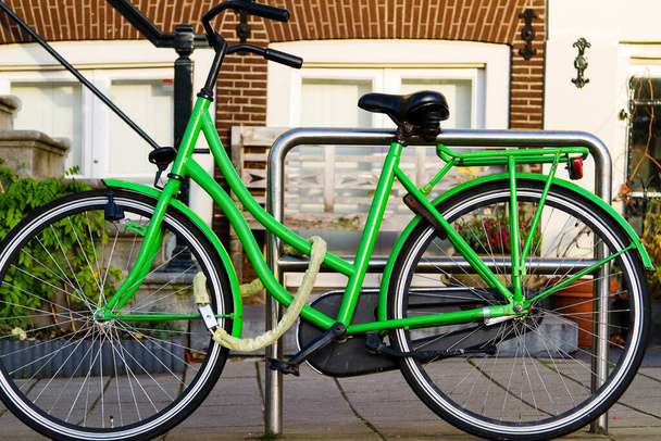 Традиционный датч велосипед припарковался на фронте в Амстердаме, Нидерланды
 - Фото, изображение