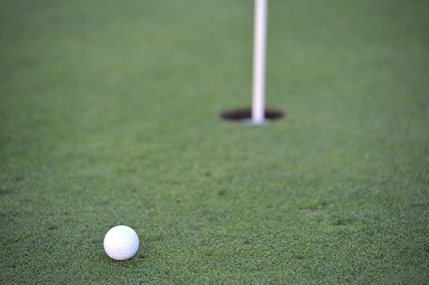 golf lyuk labdával - Fotó, kép