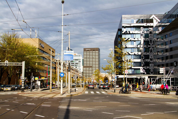 ROTTERDAM, NIEDERLANDE - 10. NOVEMBER 2014: Blick auf ein Rotterdamer Stadtzentrum in den Niederlanden. Rotterdam ist eine große Stadt in den Niederlanden mit einem der größten Häfen der Welt. - Foto, Bild