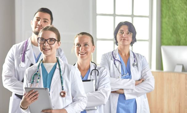 Портрет группы медицинских работников в больнице
 - Фото, изображение