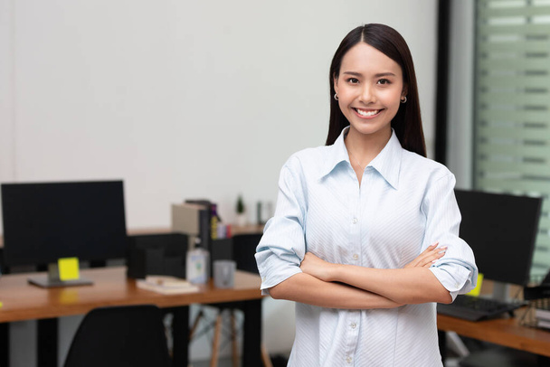 confiant entreprise asiatique femme stand et croix bras dans l 'bureau. - Photo, image