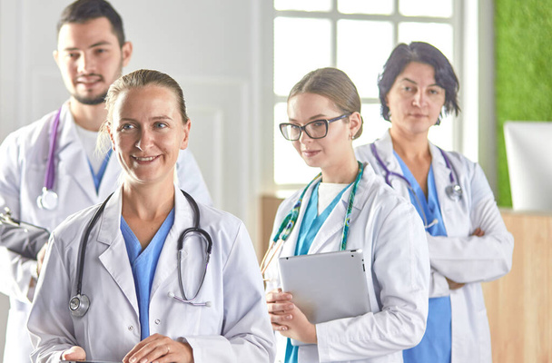 ομάδα ιατρών πορτρέτο στο νοσοκομείο - Φωτογραφία, εικόνα