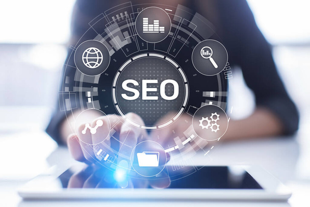SEO - Suchmaschinenoptimierung, Konzept für digitales Internet-Marketing auf virtuellem Bildschirm. - Foto, Bild