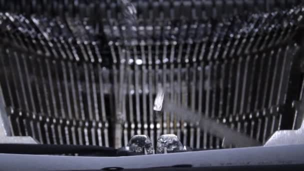 Πληκτρολόγια ενός παλιού εγχειριδίου γραφομηχανή QWERTY χτυπώντας το κείμενο - Πλάνα, βίντεο
