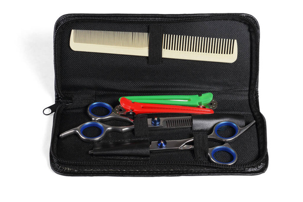 Zestaw narzędzi fryzjerskich w otwartej torbie na białym tle - Zdjęcie, obraz