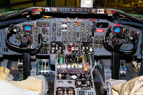 Näkymä ohjaamoon vanhan käyttämättömän koneen sisällä Amsterdamin Schipholin lentokentällä. Alankomaat. - Valokuva, kuva