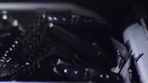 Πληκτρολόγια πληκτρολογώντας ένα παλιό εγχειρίδιο γραφομηχανή qwerty - Πλάνα, βίντεο