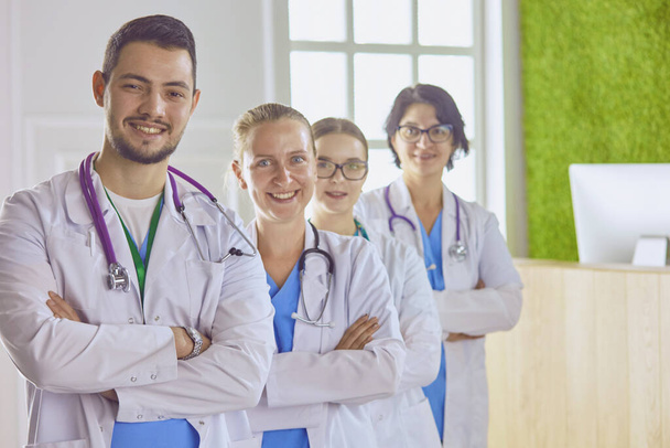 Hymyilevä ryhmä lääkäreitä ja sairaanhoitajia sairaalassa
 - Valokuva, kuva