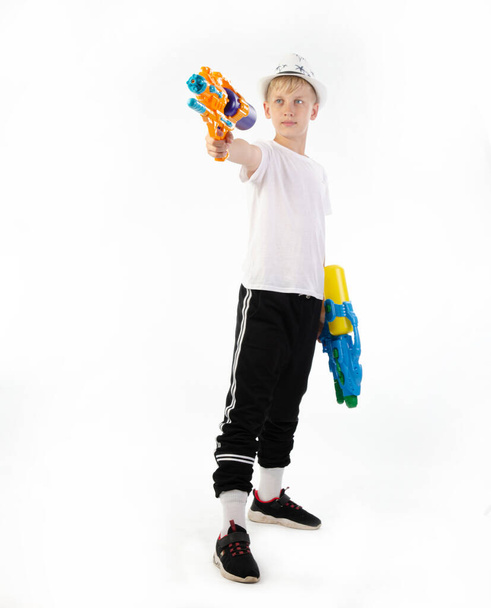boy with water pistol on white background - Foto, Bild