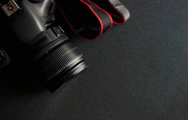 closeup digitális fényképezőgép fekete fa asztal lágy fókusz a háttérben. sötét színárnyalat és fény felett - Fotó, kép