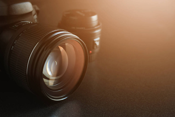 câmera digital close-up em mesa de madeira preta com foco suave no fundo. tom de cor escura e sobre a luz
 - Foto, Imagem